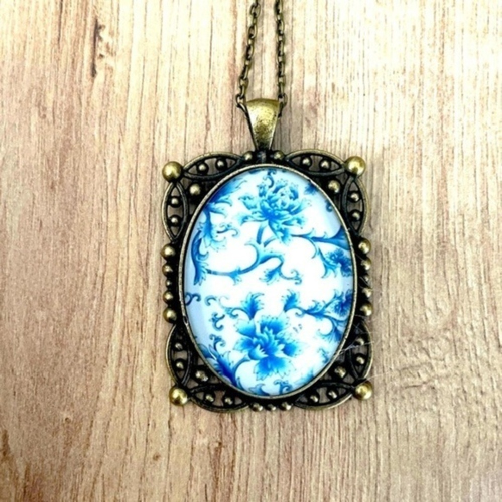 NWT Vintage Style Blue and White Floral Print Necklace, Antique Style Detailing